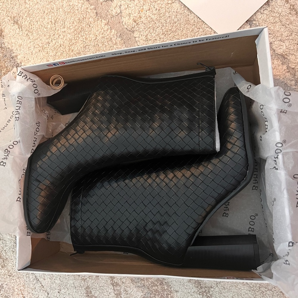 Brandnew Woven booties